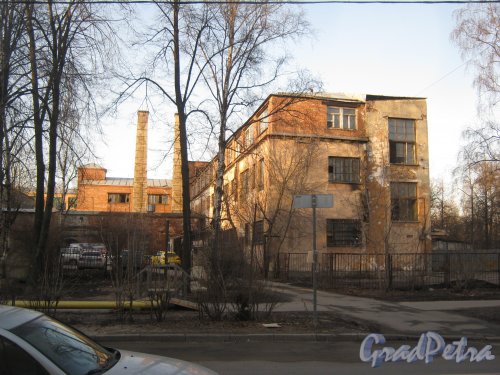 Оборонная ул., дом 8. Общий вид здания с ул. Зои Космодемьянской. Фото 26 февраля 2014 г.