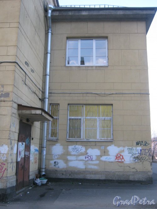 Ул. Косинова, дом 19. Фрагмент здания. Вид с Оборонной ул. Фото 26 февраля 2014 г.