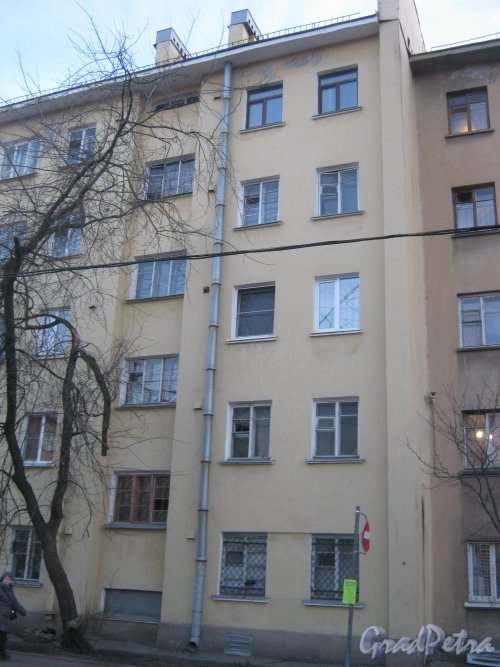 Оборонная ул., дом 4. Фрагмент здания со стороны фасада. Вид с нечётной стороны улицы. Фото 26 февраля 2014 г.