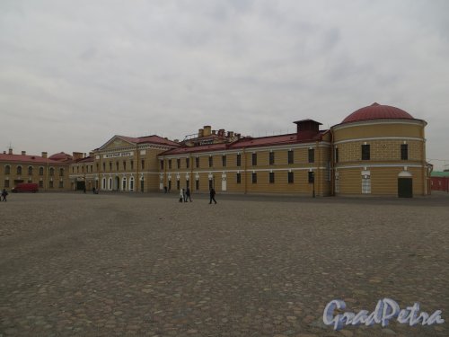 Петропавловская крепость, дом 6. Общий вид здания. Фото 1 марта 2014 года.