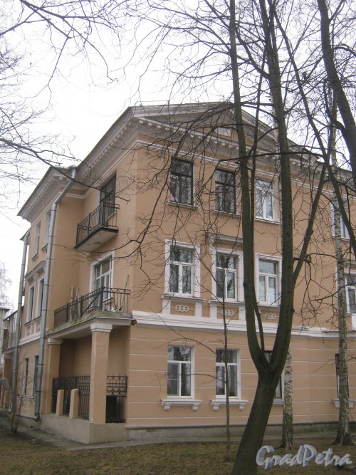 Город Пушкин, Железнодорожная ул., дом 12. Фрагмент фасада. Фото 1 марта 2014 г.