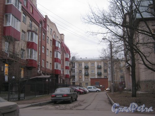 Г. Пушкин, ул. Чистякова, дом 8. Фрагмент здания (слева) и проезд во дворы домов. Фото 1 марта 2014 г.
