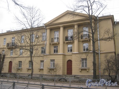 Г. Пушкин, Широкая ул., дом 24. Фрагмент здания. Вид со стороны дома 3. Фото 1 марта 2014 г.