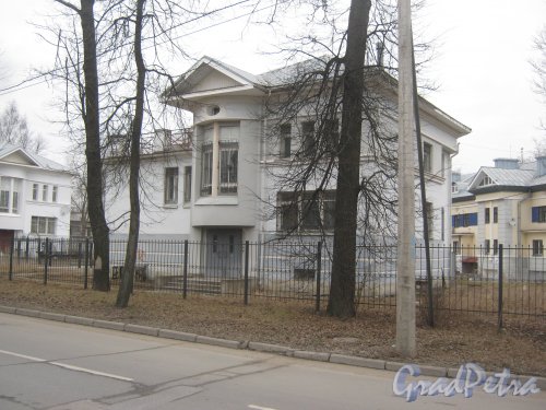 Г. Пушкин, ул. Жуковско-Волынская, дом 10. Вид со стороны дома 1. Фото 1 марта 2014 г.