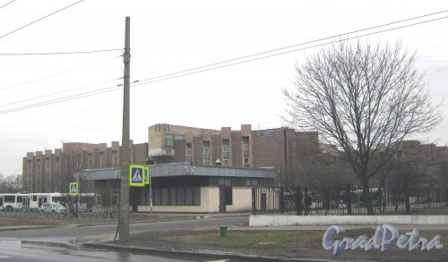 Здёздная ул., дома 15 (на переднем плане - автостанция) и 15, корпус 2 (здание техникума на заднем плане). Вид с чётной стороны улицы. Фото 5 марта 2014 г.