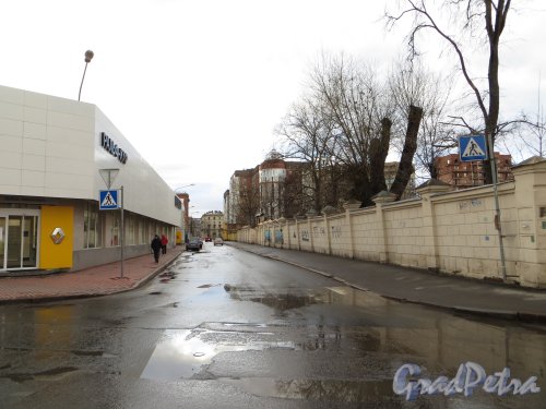 Перспектива Малой Зелениной улицы от Корпусной улицы в сторону набережной Адмирала Лазарева. Фото 30 апреля 2014 года.