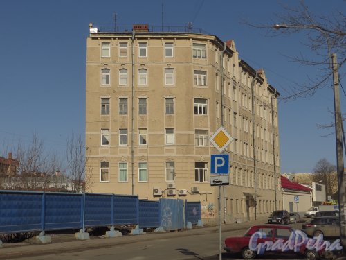 Корпусная улица, дом 18. Общий вид здания со стороны Пионерской улицы. Фото 22 марта 2014 года.