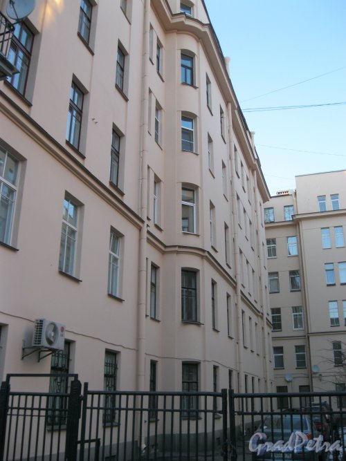 Тверская ул., дом 20. Фрагмент левой части здания.  Фото 18 марта 2014 г.