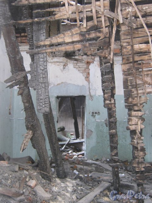 г. Красное Село, ул. Равенства, дом 7. Фрагмент сгоревшего потолка здания школы. Фото 24 февраля 2014 г.