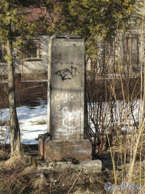 Напротив дома 12 по улице Вологдина когда-то стоял бюст В. И. Ленина. Теперь остался только обезображенный постамент. Фото апрель 2012 г.