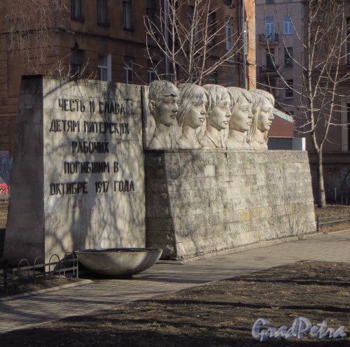Пионерская улица, дом 41. Памятник детям петербургских рабочих, погибших в октябре 1917 года. Фото 22 марта 2014 года.