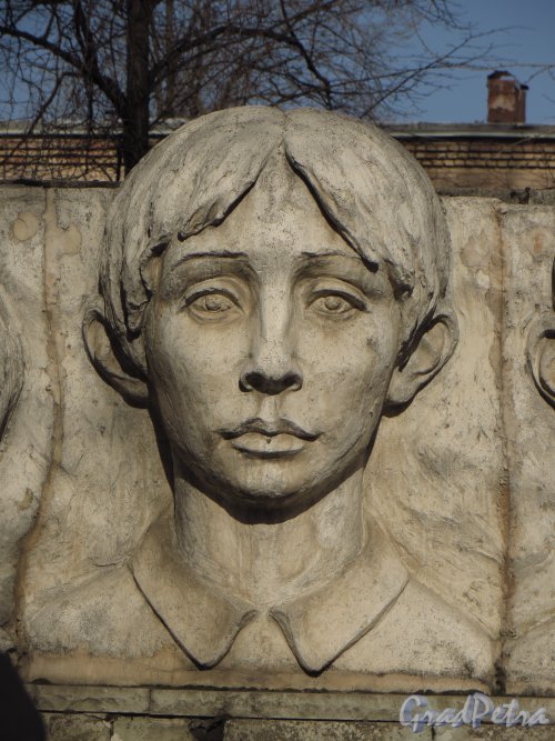 Пионерская улица, дом 41. Памятник детям петербургских рабочих, погибших в октябре 1917 года. Горельеф центрального мальчика. 22 марта 2014 года.