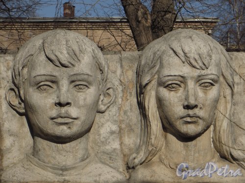 Пионерская улица, дом 41. Памятник детям петербургских рабочих, погибших в октябре 1917 года. Горельефы двух детей справа. Фото 22 марта 2014 года.