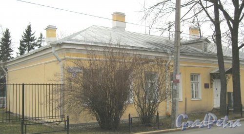 г. Петергоф, ул. Правленская, дом 10. Общий вид здания. Фото 27 марта 2014 г.