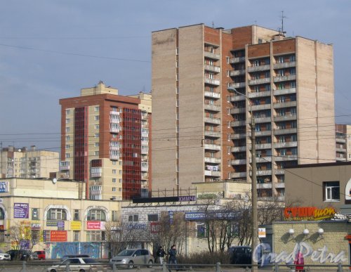 Бухарестская ул., дом 142, корпус 2. (на заднем плане справа). На заднем плане слева - дом 3, корпус 2 по Моравскому пер. Фото 28 февраля 2014 г.