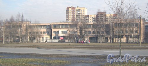 Бухарестская ул., дом 136, корпус 1. Общий вид здания. Фото 28 февраля 2014 г.