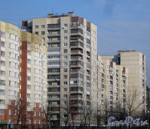 Ул. Ярослава Гашека, дом 26, корпус 1 (в центре фото). Общий вид с Бухарестской ул. Фото 28 февраля 2014 г.