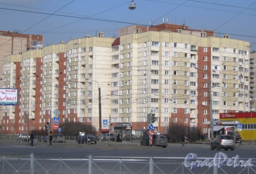 Бухарестская ул., дом 130, корпус 1. Общий вид. Фото 28 февраля 2014 г.