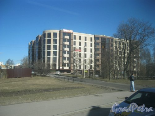 г. Сестрорецк, ул. Воскова, дом 10. Общий вид из окна проезжающего мимо автобуса. Фото 7 апреля 2014 года.
