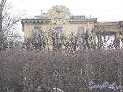 Г. Пушкин, ул. Широкая, дом 26. Фрагмент фасада здания со стороны Привокзальной пл. Фото 1 марта 2014 г.