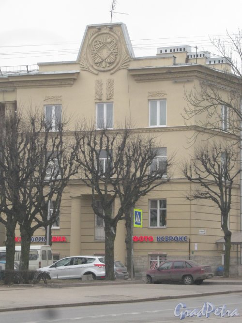 Г. Пушкин, ул. Широкая, дом 3. Фрагмент фасада здания со стороны Привокзальной пл. Фото 1 марта 2014 г.