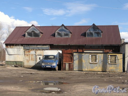 Парнасная ул., д. 2. Пристройка к зданию магазина. Вид от Ольгинской дороги. Фото апрель 2014 г.
