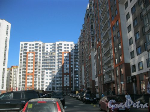 Парашютная ул., дома 23, корпус 2 (в центре) и корпус 1 (справа). Общий вид с Парашютной ул. Фото 25 апреля 2014 г.