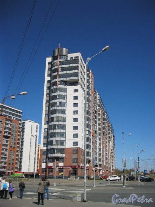 Парашютная ул., дом 23, корпус 1. Общий вид с ул. Маршала Новикова. Фото 25 апреля 2014 г.