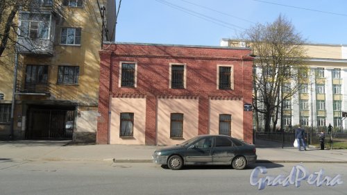 Курляндская улица, дом 45 (в центре фотографии). Слева дом 47, корпус 1, справа дом 43, литер А по улице Курляндской. Фото 26 апреля 2014 года.