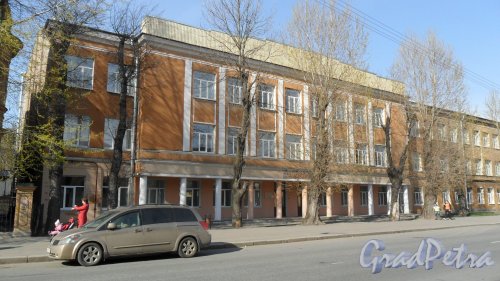Курляндская улица, дом 39, лит. В. «Петровский колледж». Фото 26 апреля 2014 года.