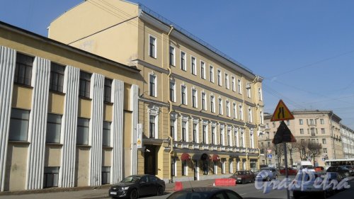 Курляндская улица, дом 33. Угол улицы Курляндской и Старо-Петергофского проспекта. Фото 26 апреля 2014 года.