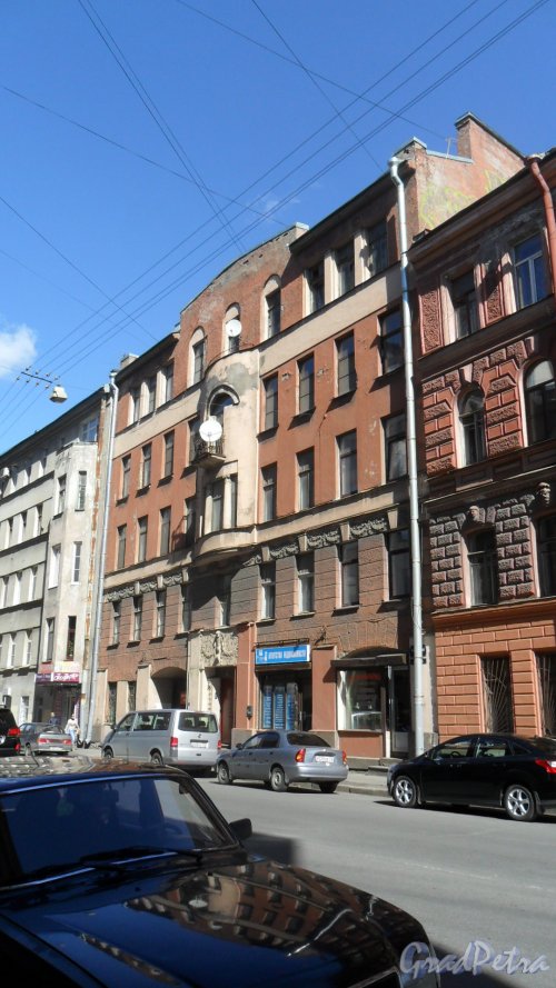 8-я Советская улица, дом 44. Справа на Фотографии дом 46, слева дом 42 по улице 8-й Советской. Фото 30 апреля 2014 года.