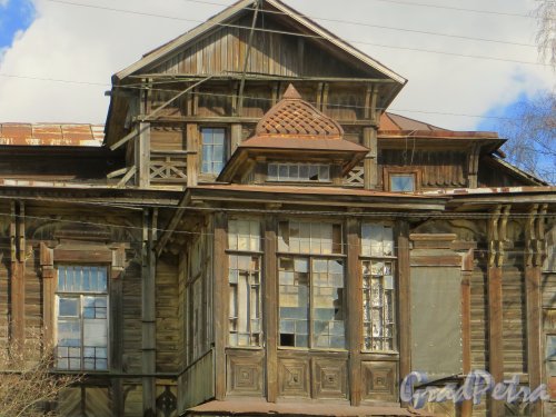 пос. Парголово, Заводская ул., д. 9. Фрагмент западного фасада. Фото апрель 2014 г.