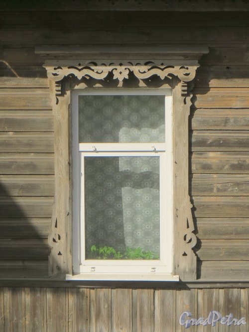 пос. Парголово, Заводская ул., д. 9. Резные наличники окна. Фото апрель 2014 г.