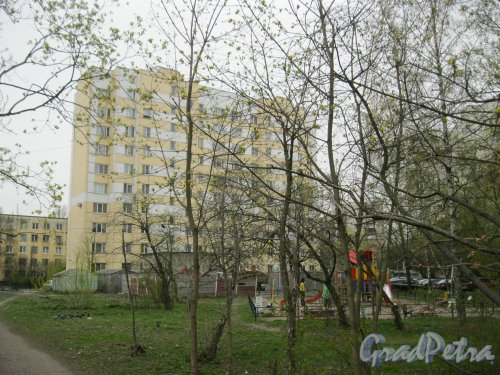 Ул. Бурцева, дом 2. Общий вид со стороны дома 6. Фото 1 мая 2014 г.