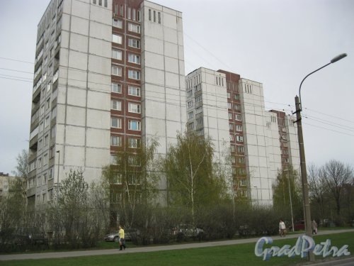 Ул. Передовиков, дома 19 (слева направо - корпуса 1,2,3). Общий вид. Фото 28 апреля 2014 г.