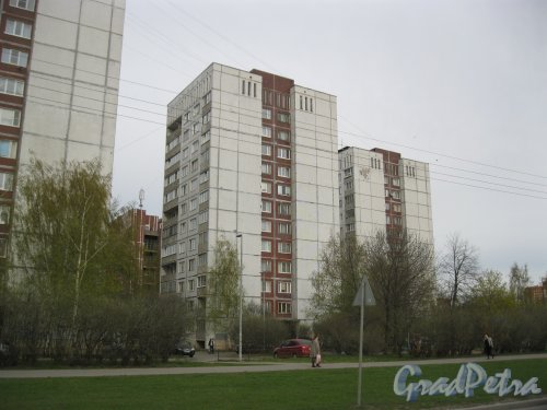 Ул. Передовиков, дом 19, корпус 2 (в центре фото). Общий вид. Фото 28 апреля 2014 г.