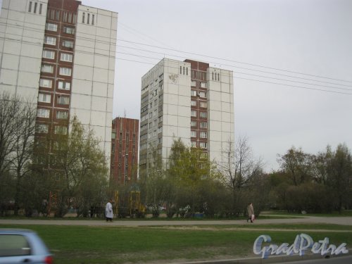 Ул. Передовиков, дом 19, корпус 3 (в центре фото). Общий вид. Фото 28 апреля 2014 г.