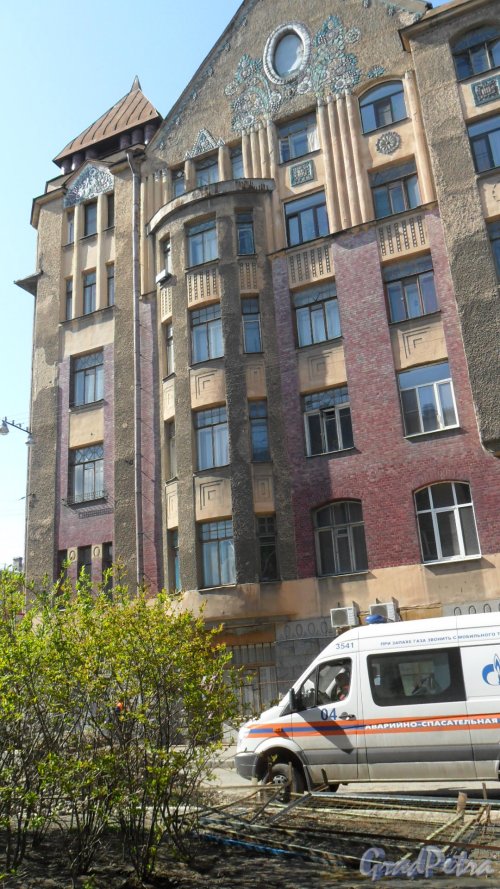 Серпуховская улица, дом 19. Угол улицы Серпуховской и Клинского проспекта. Фото 7 мая 2014 года.