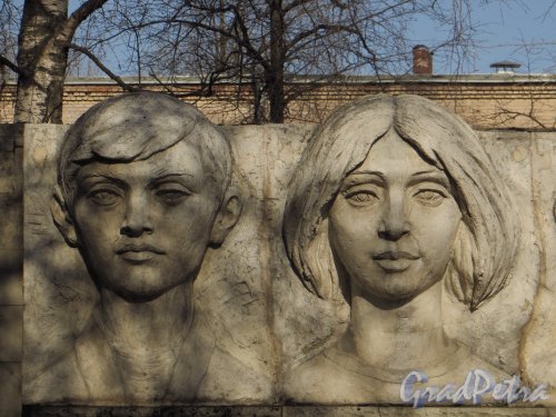 Пионерская улица, дом 41. Памятник детям петербургских рабочих, погибших в октябре 1917 года. Горельефы двух детей в левой части. Фото 22 марта 2014 года.
