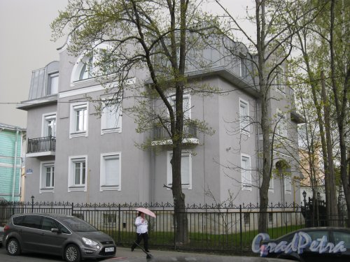г. Пушкин, Средняя ул., дом 8, корпус 4. Общий вид здания. Фото 5 мая 2014 г.