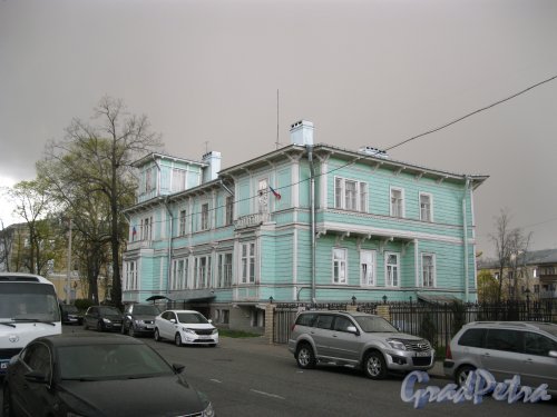 г. Пушкин, Средняя ул., дом 8. Общий вид здания. Фото 5 мая 2014 г.