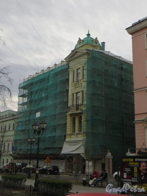 Фурштатская улица, дом 36, литера Б. Ремонт фасада здания. Фото 29 апреля 2014 года.
