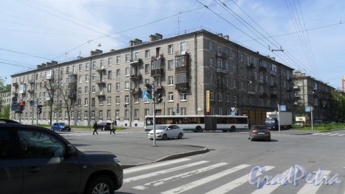 Улица Васи Алексеева, дом 13. Угол улицы Васи Алексеева и улицы Зайцева. Фото 18 мая 2014 года.