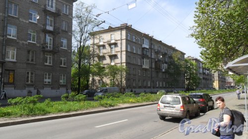 Улица Васи Алексеева, дом 9 (в центре фотографии). Вид дома от остановки троллейбуса. Фото 18 мая 2014 года.