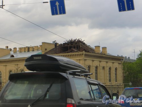  улица Академика Лебедева, дом 4, литера А. Начало ремонта крыши одного из корпусов Военно-Медицинской Академии. Фото 15 мая 2014 года.