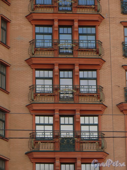 Наличная улица, дом 28, литера Б /улица Нахимова, дом 16. Балконы со стороны Наличной улице. Фото 29 марта 2014 года.