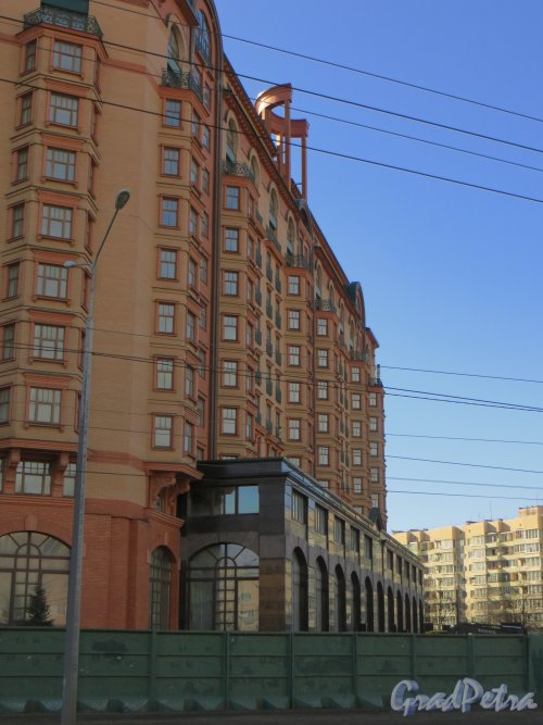 Наличная улица, дом 28, литера Б /улица Нахимова, дом 16. Угловая часть фасада. Фото 29 марта 2014 года.