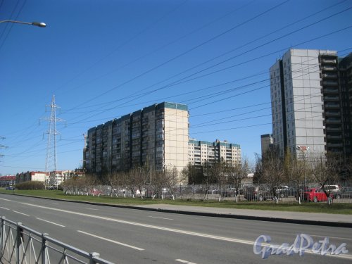 Парашютная ул., дом 22, корпус 1. Общий вид со стороны Ольховой ул. Фото 25 апреля 2014 г.