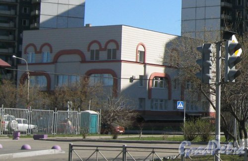 Ул. Маршала Новикова, дом 15, корпус 1. Общий вид здания. Фото 25 апреля 2014 г.